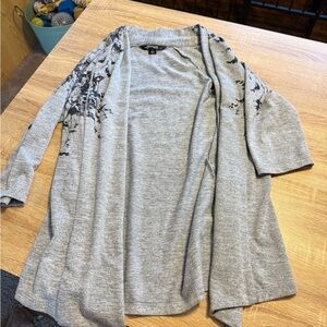 Sharagano Light Gray Open-Front Cardigan with Black Shoulder Print